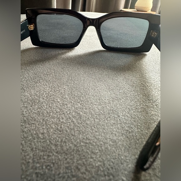 Stella McCartney Sunglasses. Black & gold. Brand new. NO scratches.Case included - Picture 10 of 11